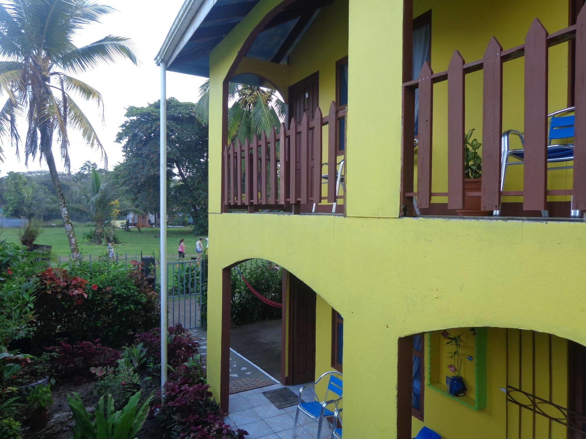 Cabinas Tortuguero Natural Hostel Buitenkant foto